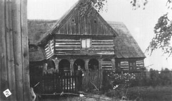 Blick vom Garten aus. Vom Giebelfenster über der Vorlaube sind die Aufnahmen zu 6 und 7 gemacht. Im Vordergrund links ist die Ostecke des Holz- und Geräteschuppens erkennbar.